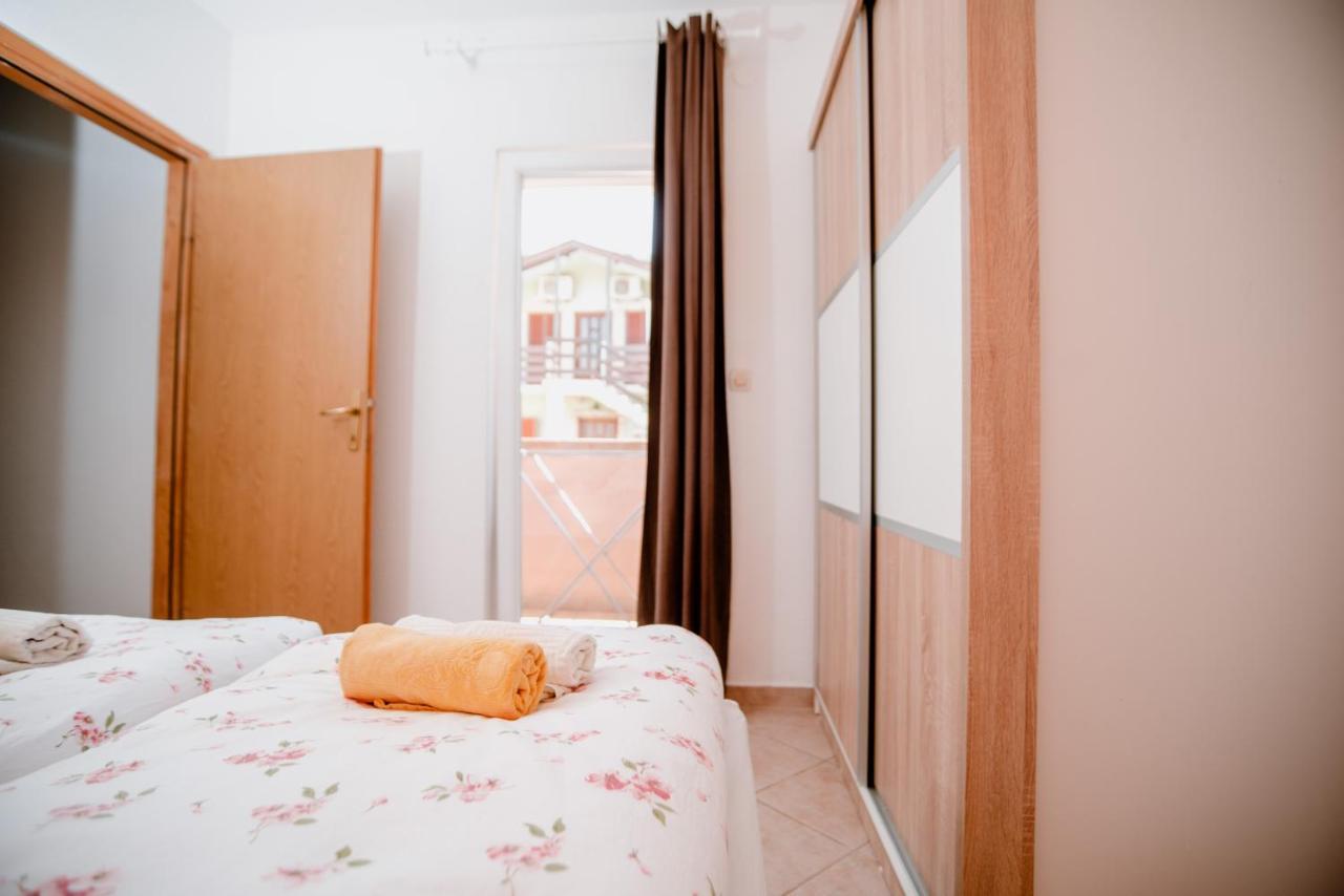 Appartement Apartmens Leona à Karlobag Extérieur photo