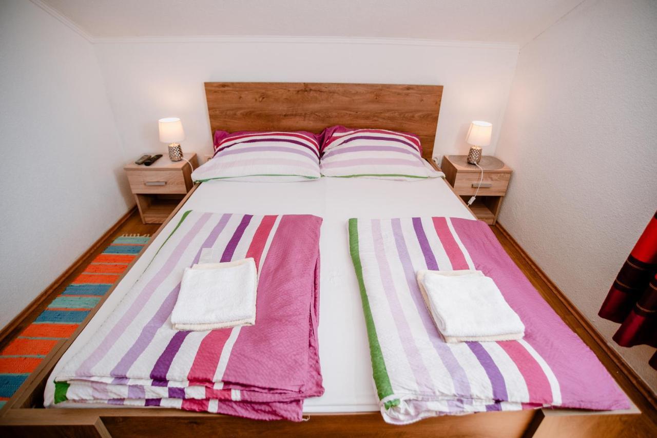 Appartement Apartmens Leona à Karlobag Extérieur photo