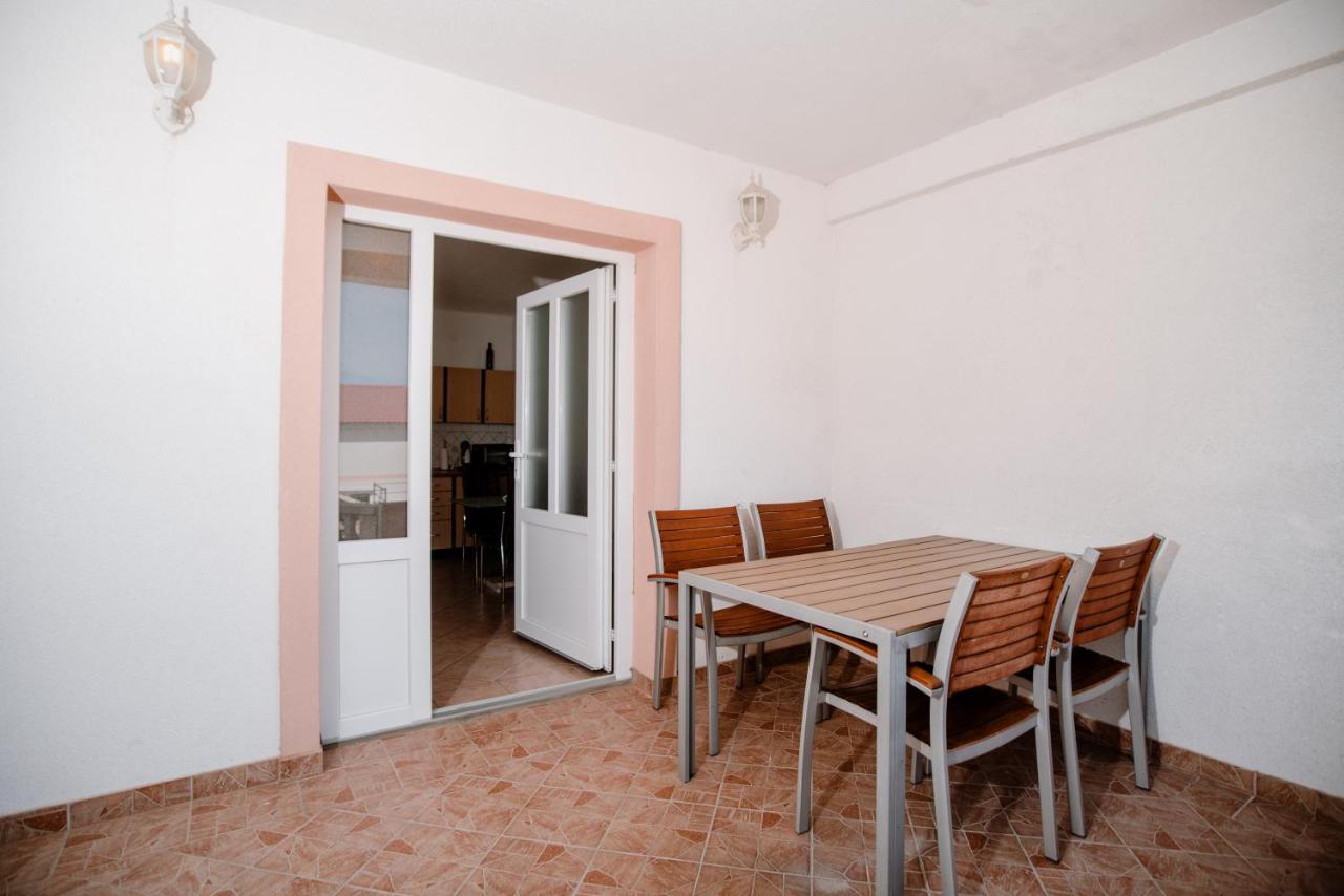 Appartement Apartmens Leona à Karlobag Extérieur photo