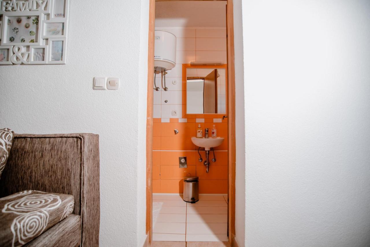 Appartement Apartmens Leona à Karlobag Extérieur photo