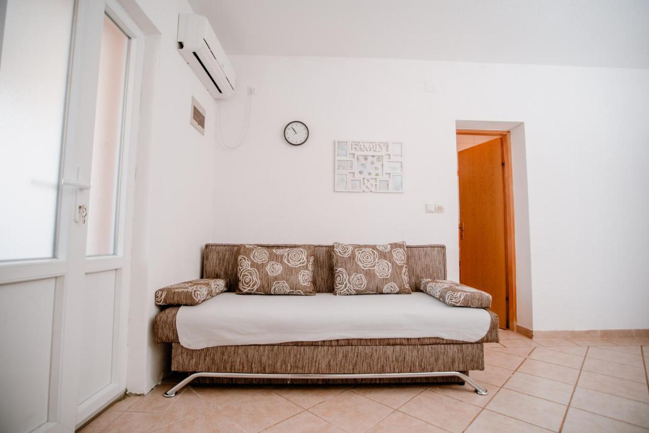 Appartement Apartmens Leona à Karlobag Extérieur photo