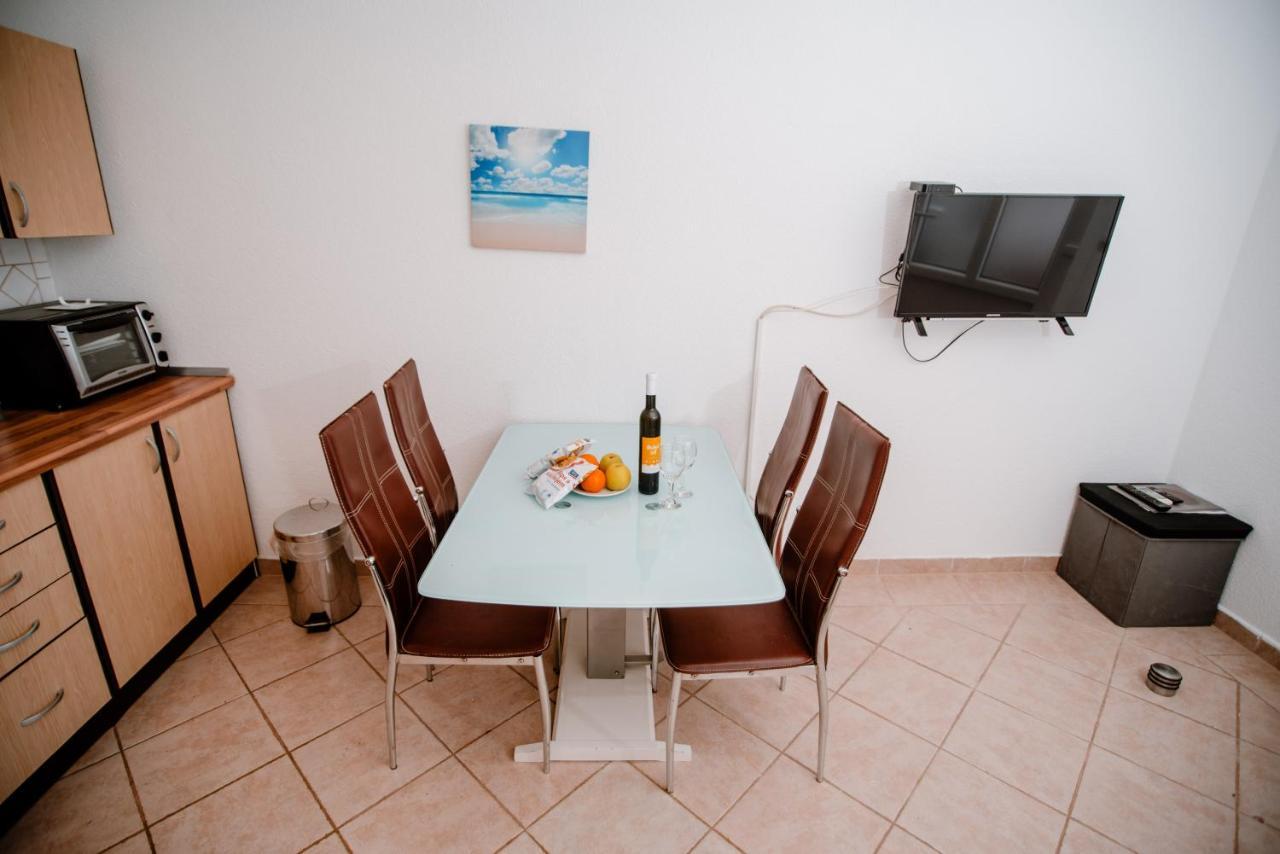 Appartement Apartmens Leona à Karlobag Extérieur photo