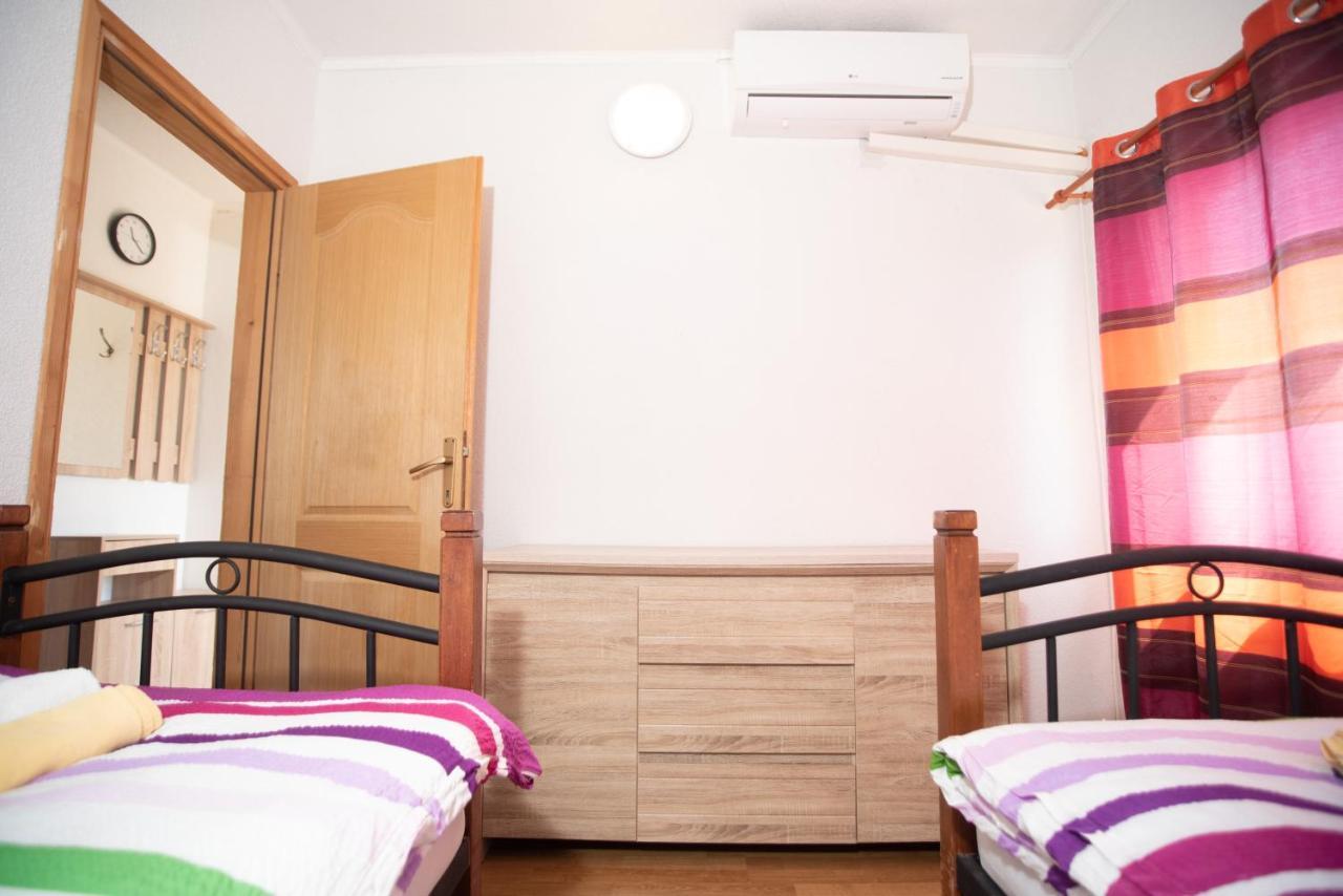 Appartement Apartmens Leona à Karlobag Extérieur photo