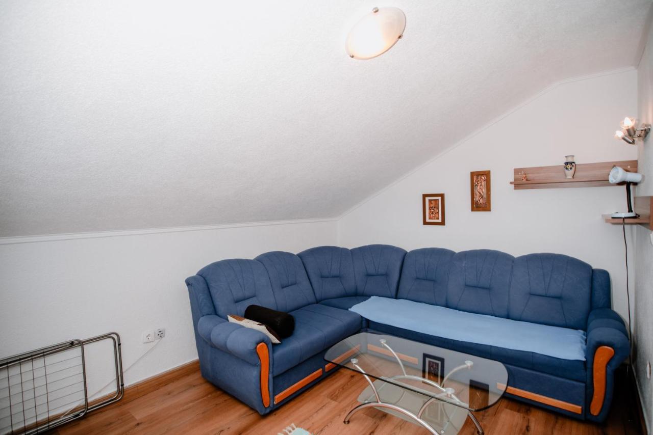 Appartement Apartmens Leona à Karlobag Extérieur photo