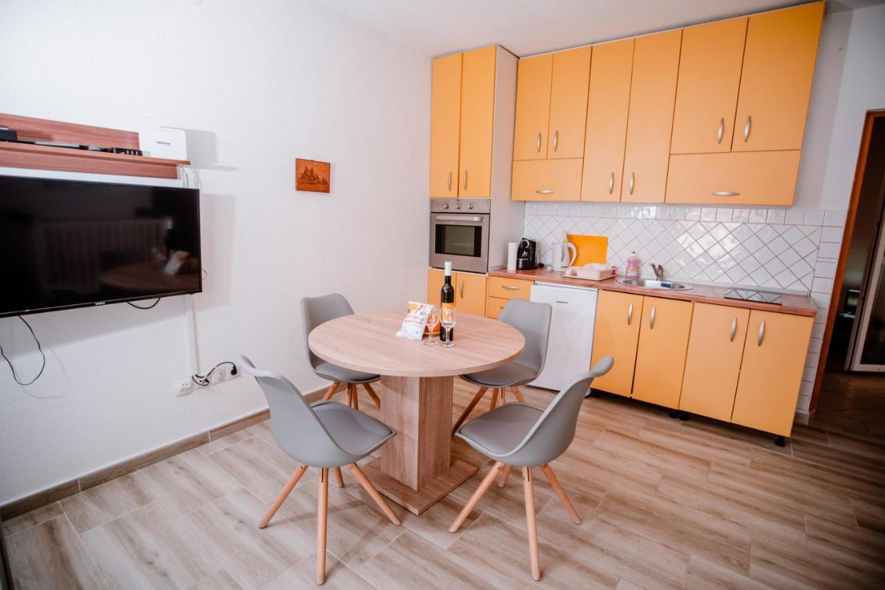 Appartement Apartmens Leona à Karlobag Extérieur photo