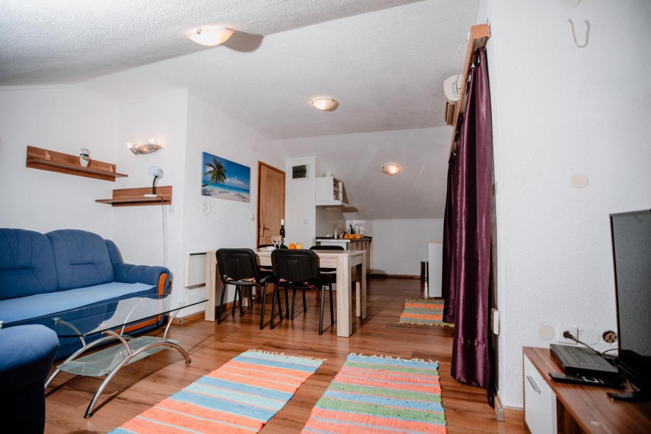 Appartement Apartmens Leona à Karlobag Extérieur photo
