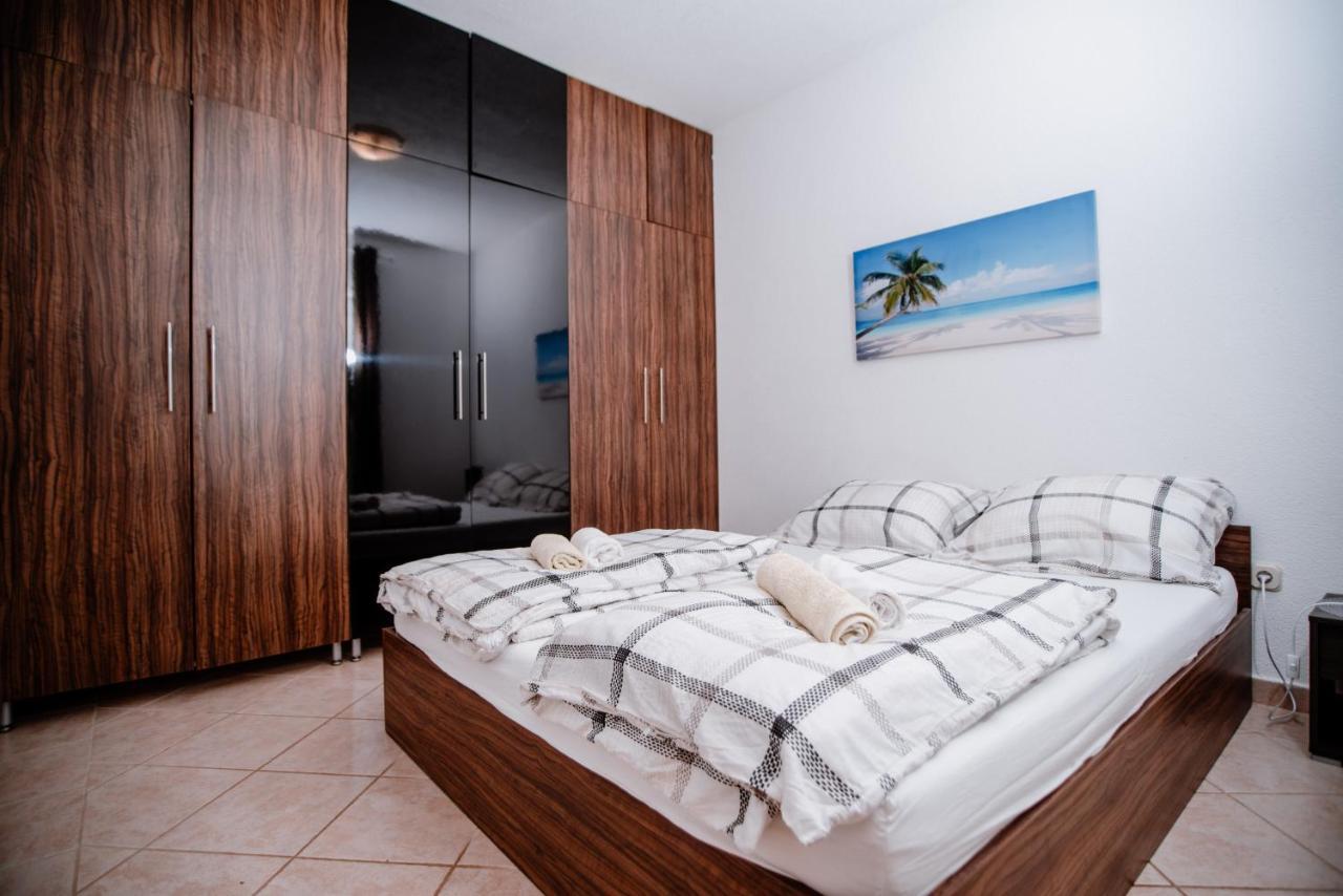 Appartement Apartmens Leona à Karlobag Extérieur photo