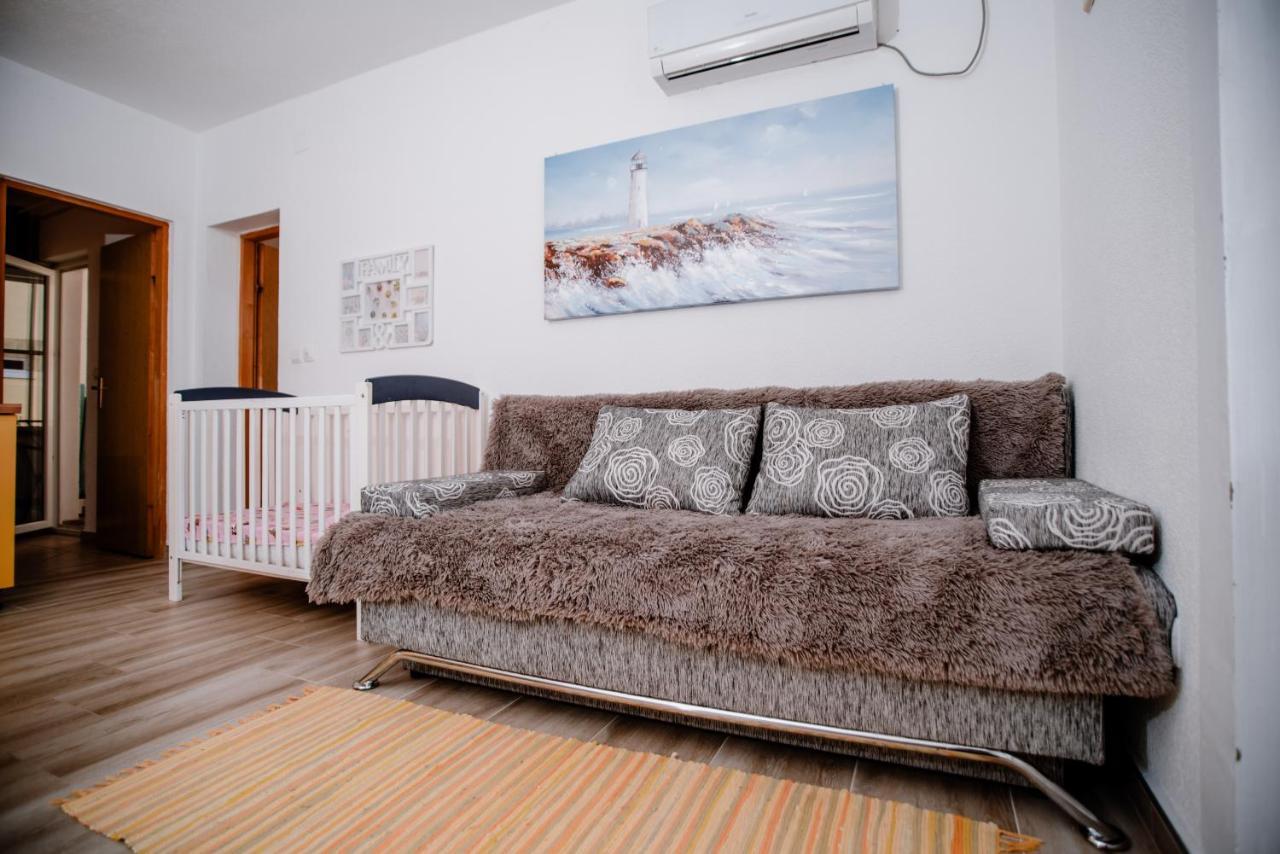Appartement Apartmens Leona à Karlobag Extérieur photo