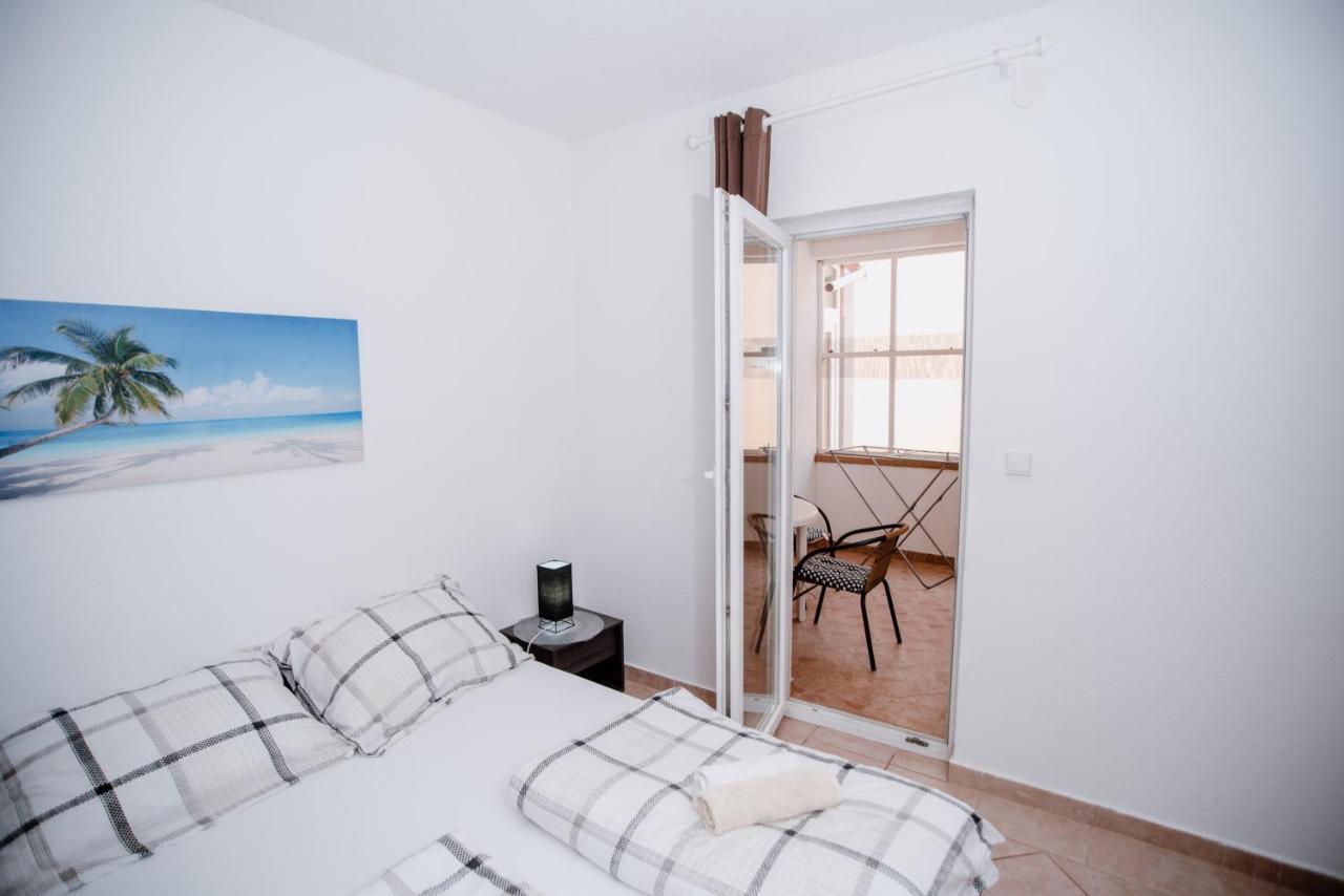 Appartement Apartmens Leona à Karlobag Extérieur photo