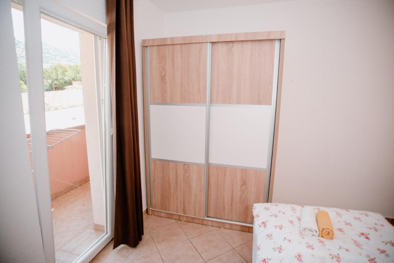 Appartement Apartmens Leona à Karlobag Extérieur photo