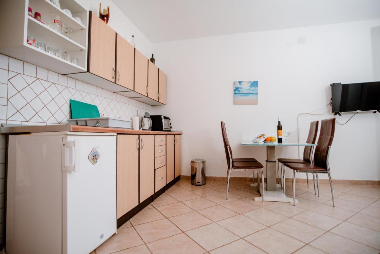 Appartement Apartmens Leona à Karlobag Extérieur photo