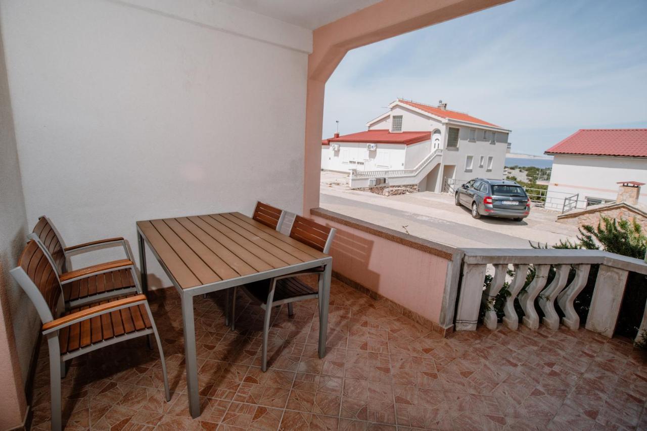 Appartement Apartmens Leona à Karlobag Extérieur photo