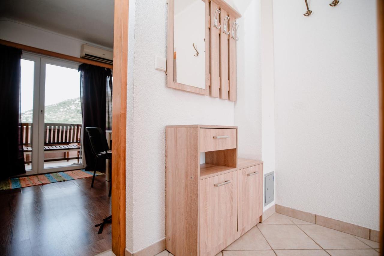 Appartement Apartmens Leona à Karlobag Extérieur photo