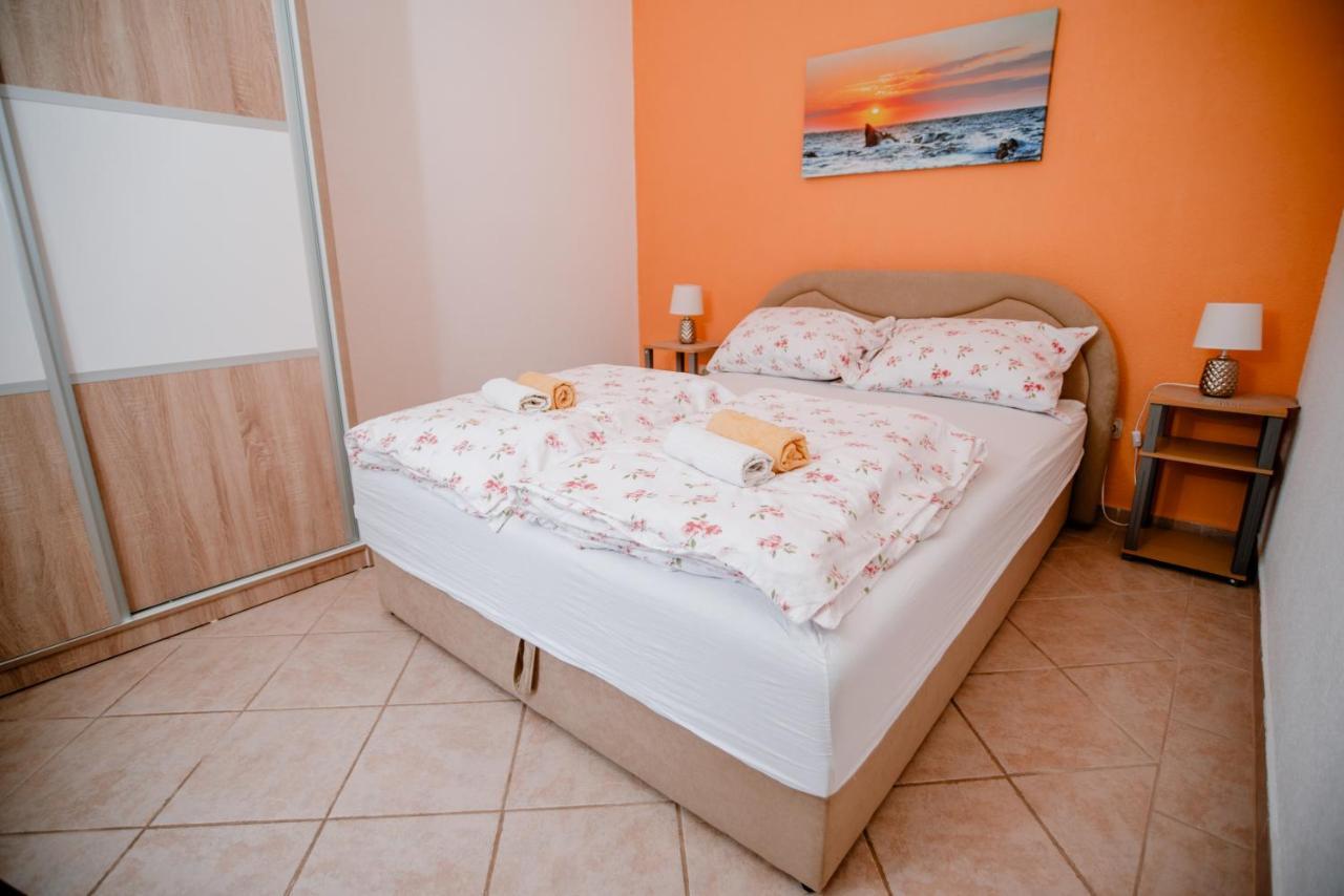 Appartement Apartmens Leona à Karlobag Extérieur photo