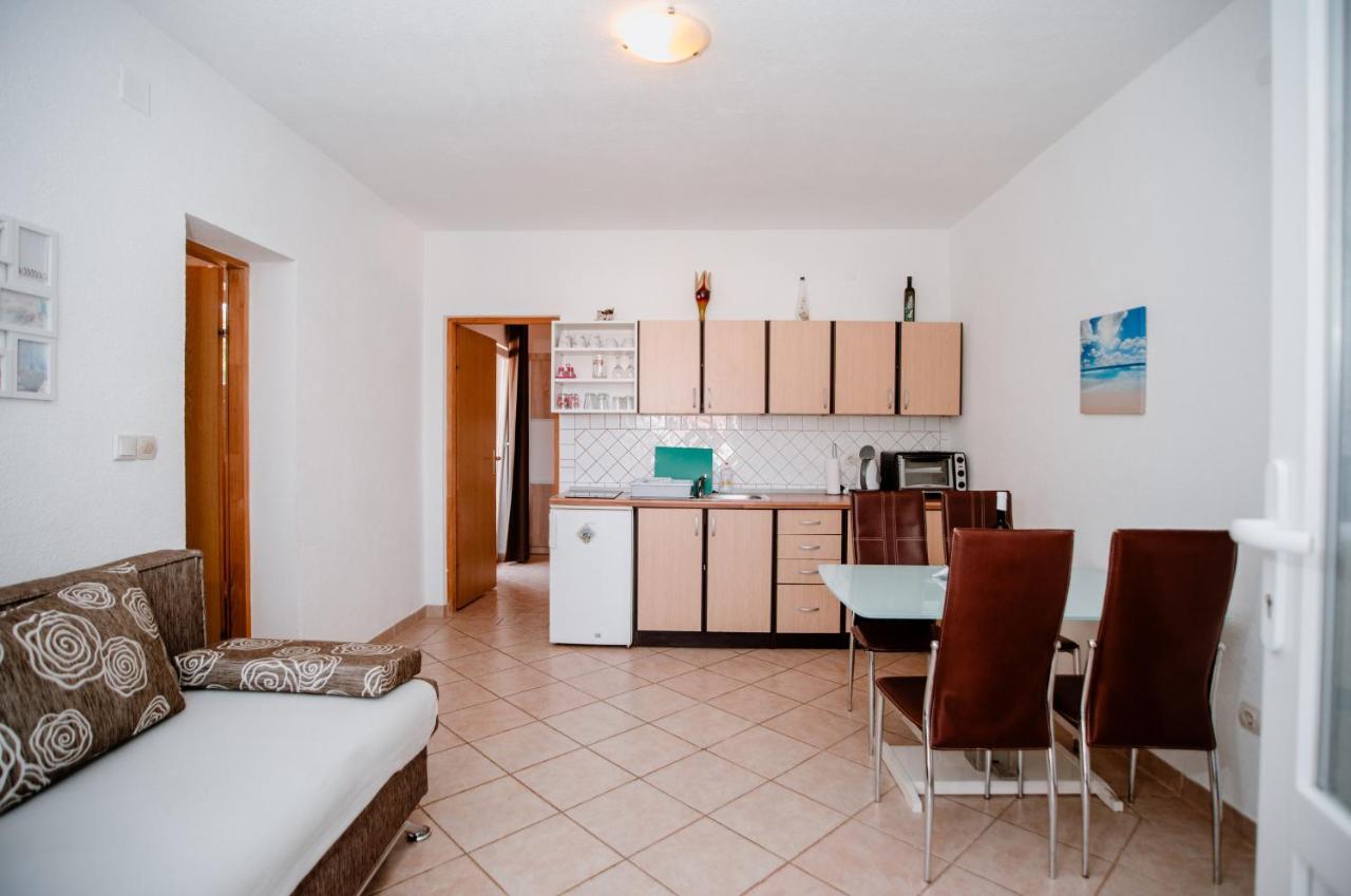 Appartement Apartmens Leona à Karlobag Extérieur photo