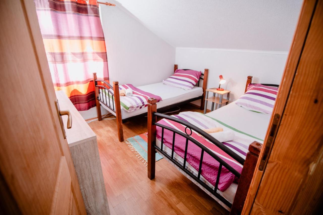 Appartement Apartmens Leona à Karlobag Extérieur photo