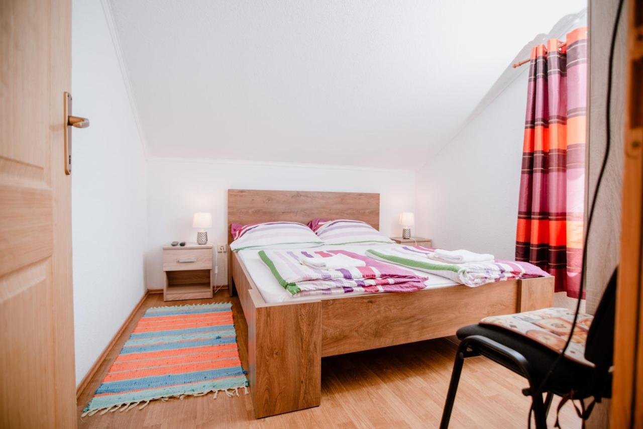 Appartement Apartmens Leona à Karlobag Extérieur photo