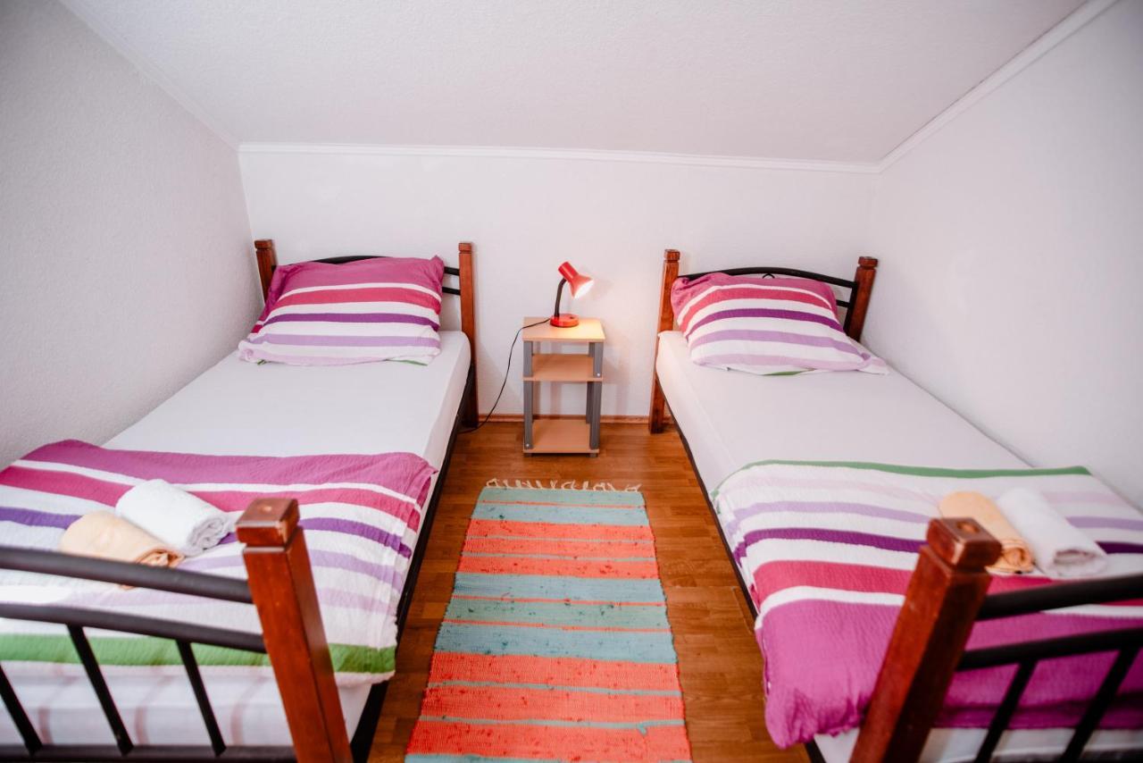 Appartement Apartmens Leona à Karlobag Extérieur photo