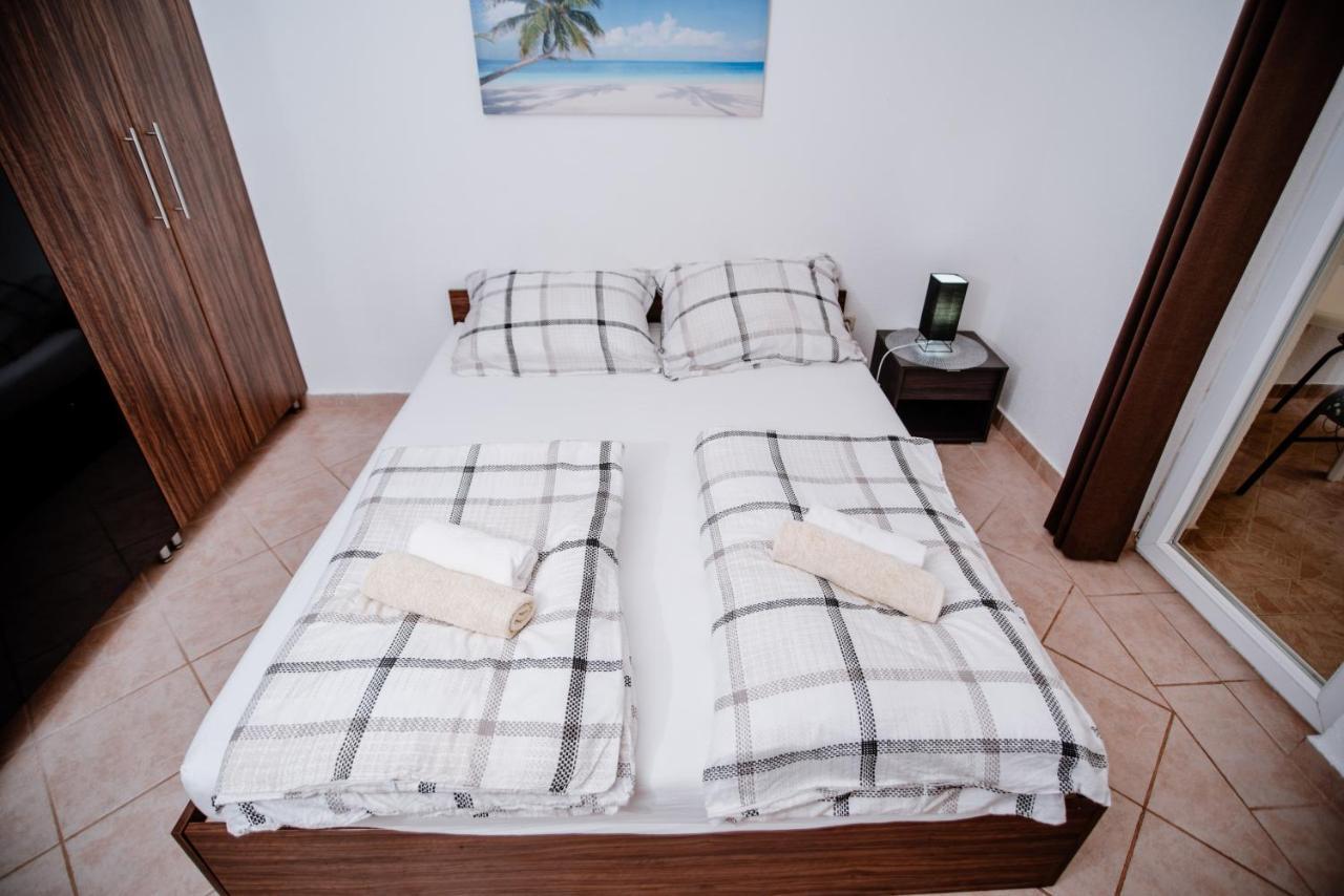 Appartement Apartmens Leona à Karlobag Extérieur photo